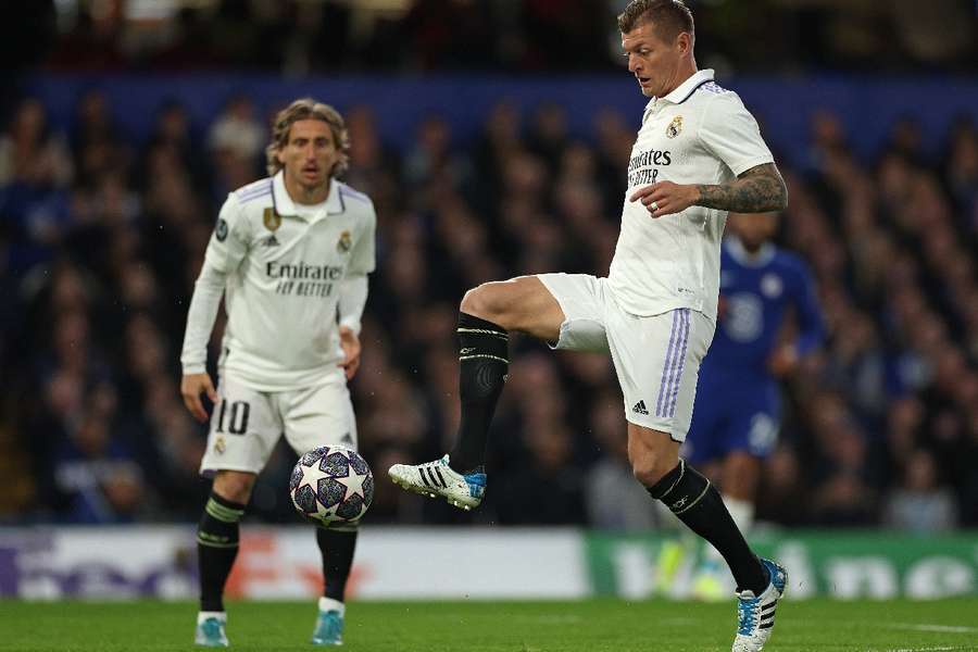 Kroos toca el balón ante la mirada de su mejor socio, Modric