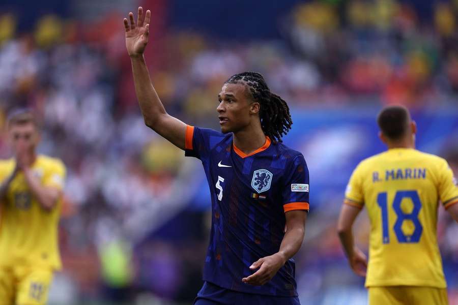 Nathan Aké in actie voor Oranje tegen Roemenië