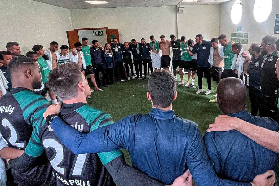 Grupo do Coritiba nos vestiários do Independência após o empate com Cruzeiro