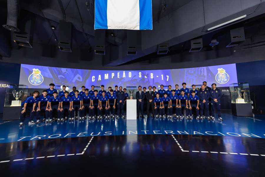 André Villas-Boas com a equipa sub-17 do FC Porto no Museu do clube André Villas-Boas com a equipa sub-17 do FC Porto no Museu do clube