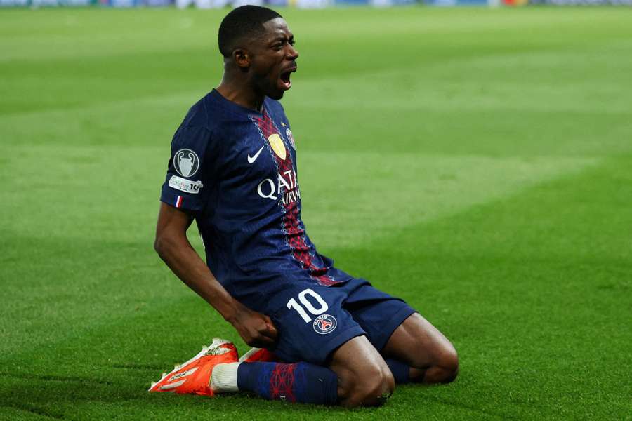 Dembélé comemora um de seus dois gols contra o Bayern