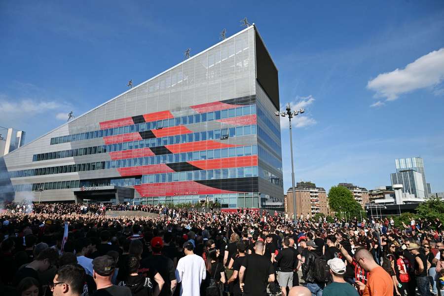 Protesta de los aficionados rossoneri en Casa Milan