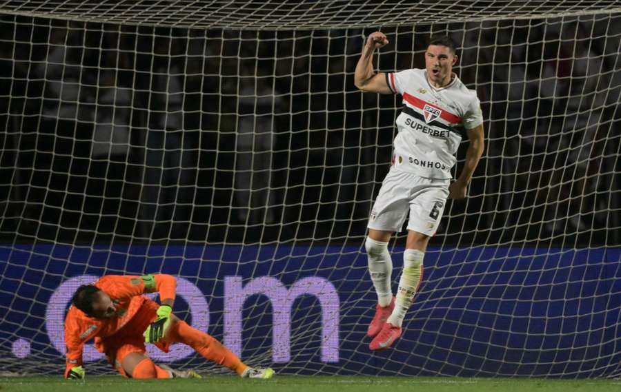 Cédric Soares fez o gol da classificação do São Paulo Cédric Soares fez o gol da classificação do São Paulo