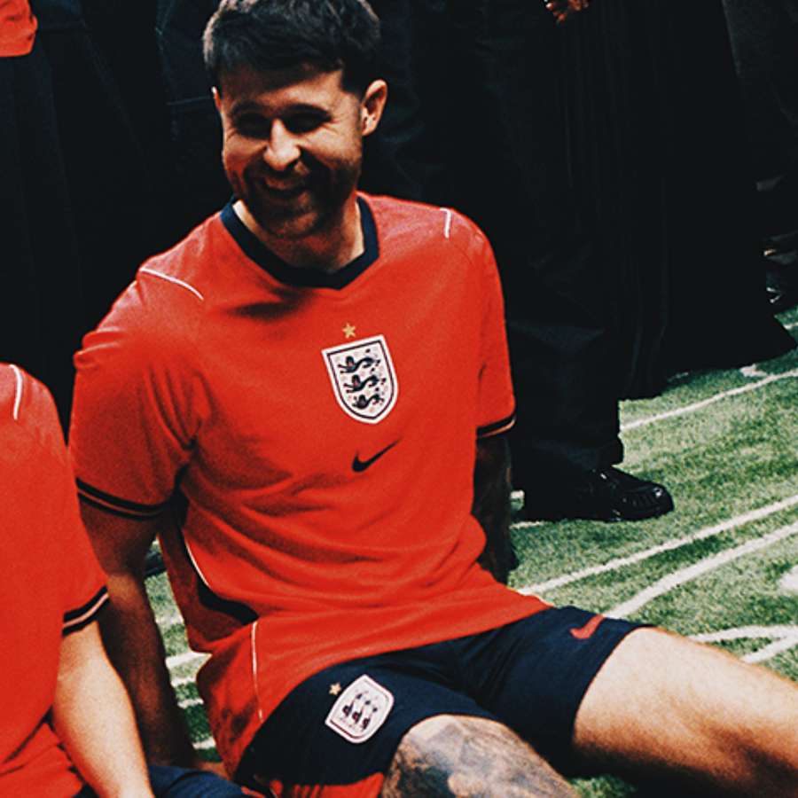 A camisola inglesa volta a ser vermelha