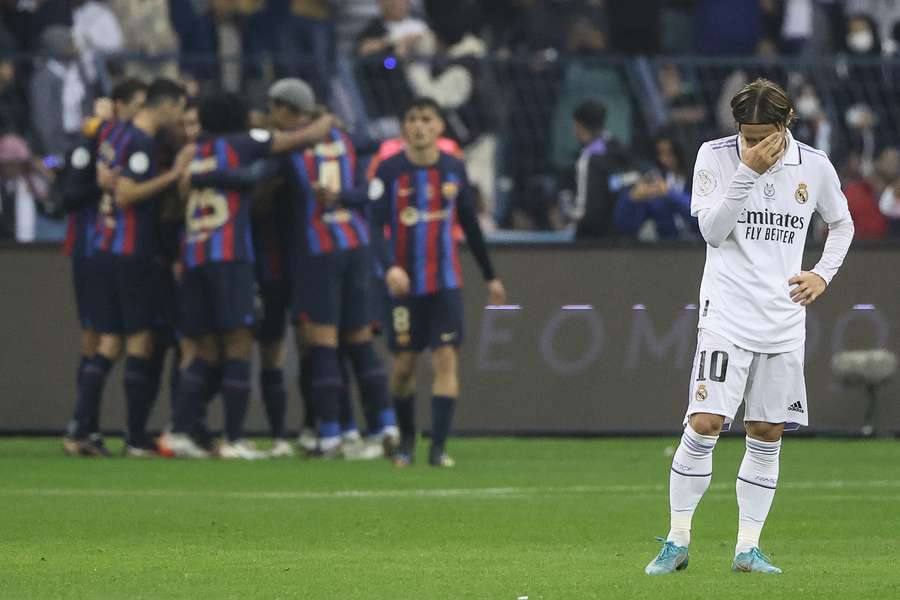 Modric se lamenta ante un gol del Barcelona en la final de la Supercopa.