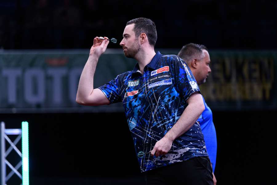 Luke Humphries in Action gegen Jermaine Wattimena.
