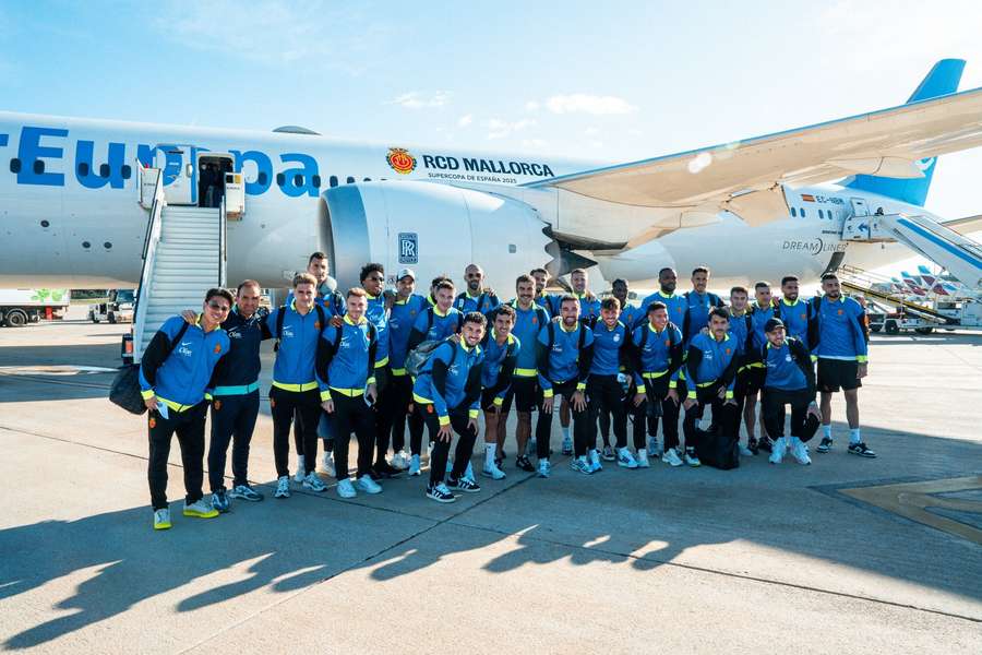 Los futbolistas del Mallorca, en su avión personalizado