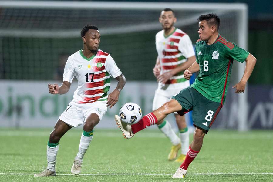 Lance do jogo entre México e Suriname