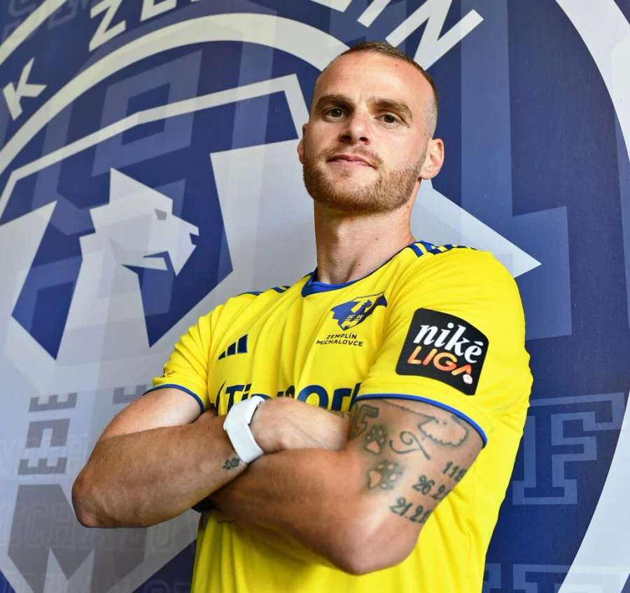 Pauschek pózuje v novom drese.