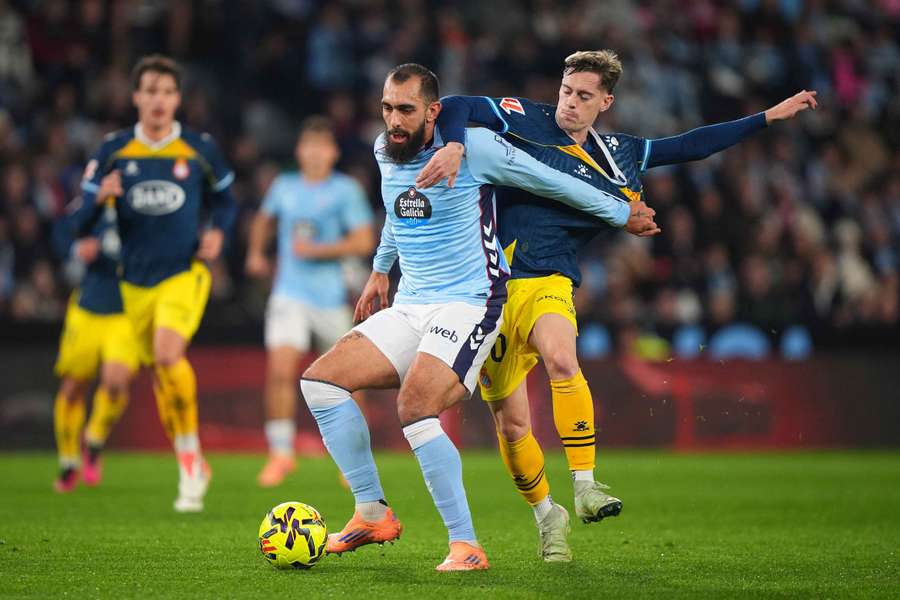 Borja Iglesias dio una exhibición de cómo jugar de espaldas a la portería 