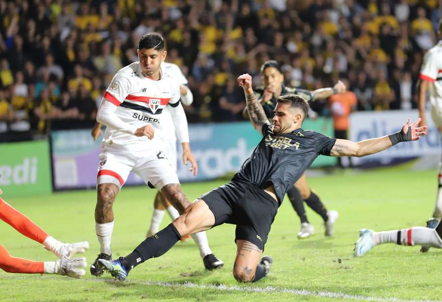 Criciúma e São Paulo fizeram um jogo pouco movimentado