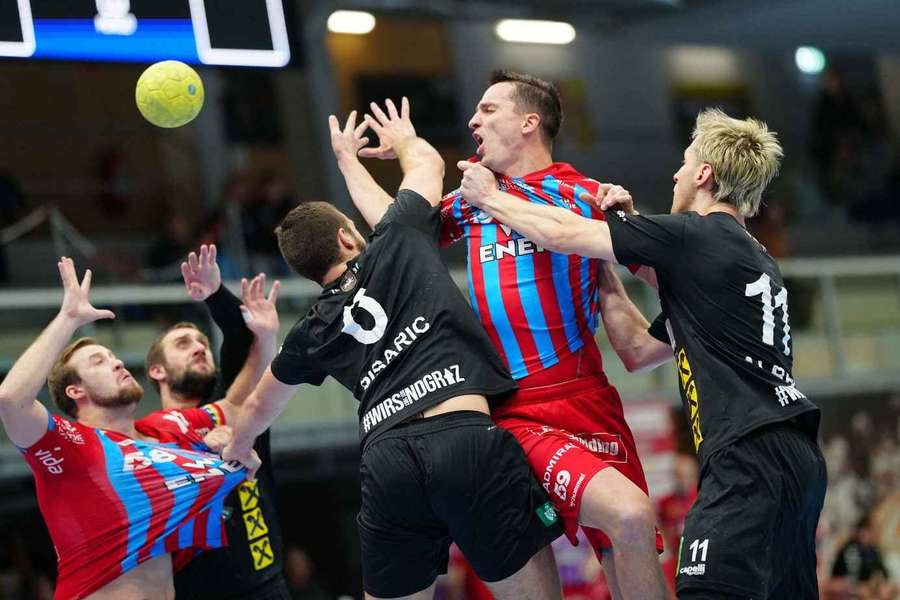 Intensive Duelle in der HLA Meisterliga. Intensive Duelle in der HLA Meisterliga.