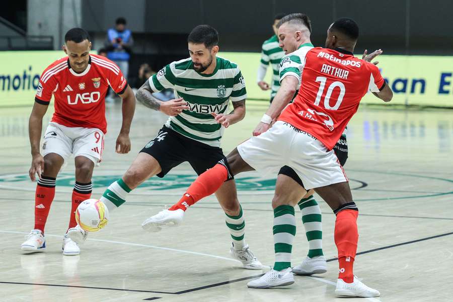Benfica venceu o Sporting por 4-3 na primeira mão dos quartos de final da Liga dos Campeões de futsal Benfica venceu o Sporting por 4-3 na primeira mão dos quartos de final da Liga dos Campeões de futsal