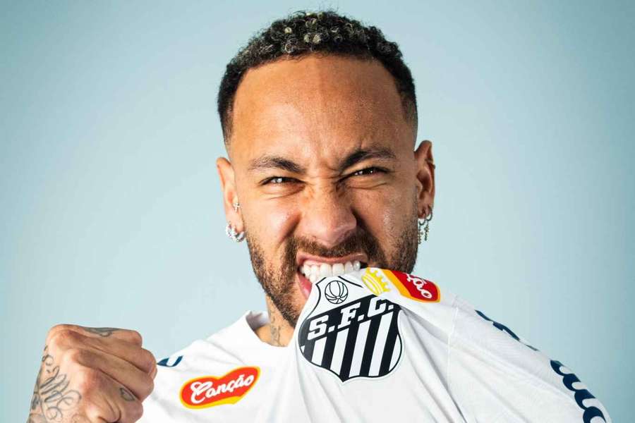 Neymar assinou contrato de seis meses com o Santos