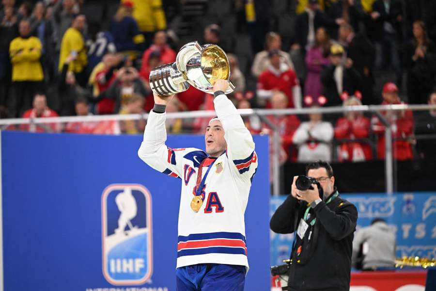 Werenski s trofejou pre víťaza MS. Werenski s trofejou pre víťaza MS.
