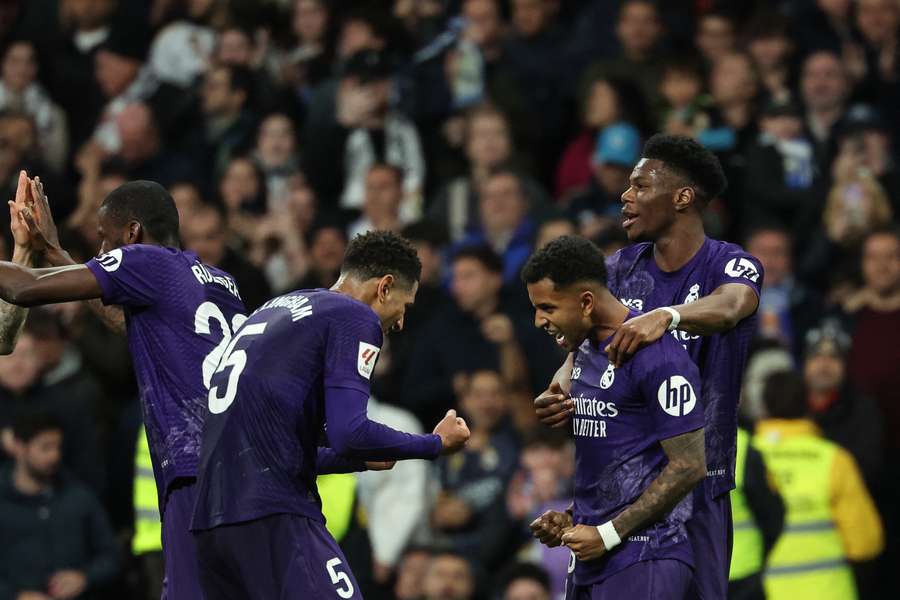 Real Madrid speelde thuis in het paars en viert het eerste doelpunt tegen Athletic Bilbao