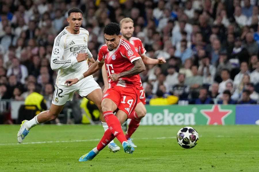 Luis Díaz střílí vedoucí gól Bayernu na hřišti Realu Madrid. 