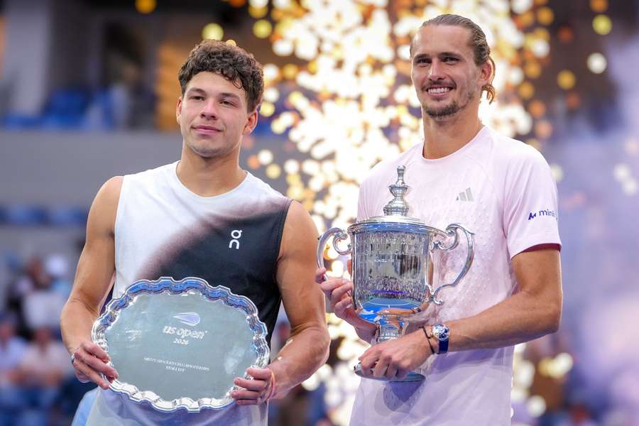 Ben Shelton (vlevo) a Alexander Zverev po finále US Open 2026.