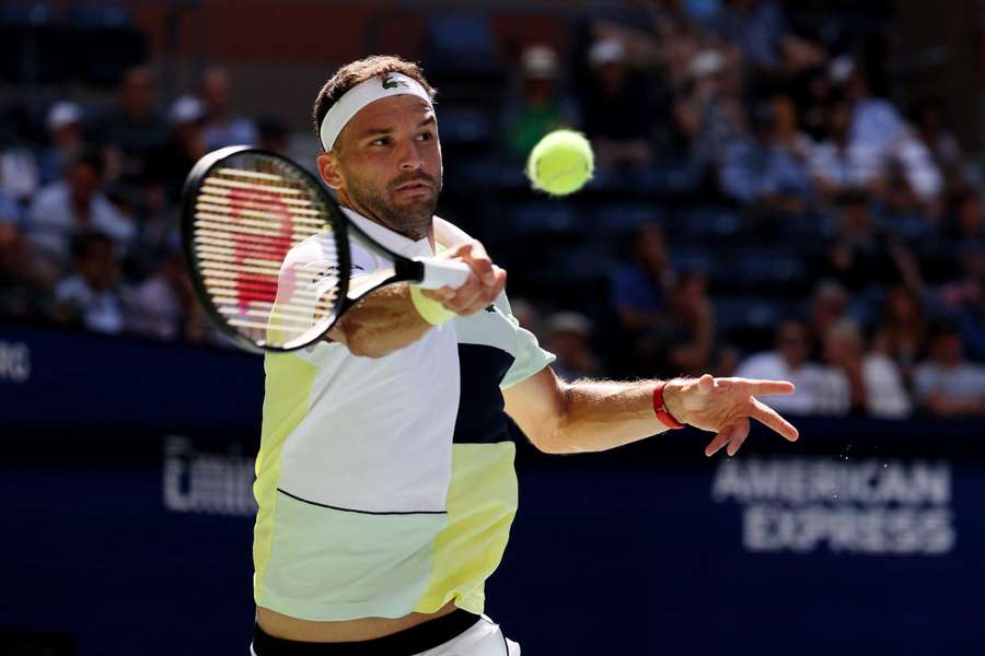 Grigor Dimitrov își potențează forehandul înapoi în timpul întâlnirii