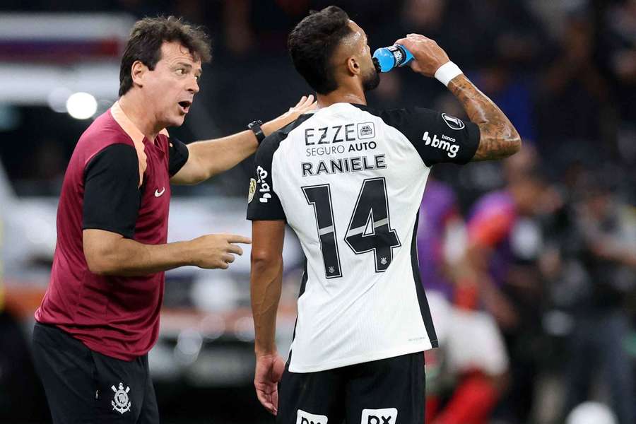 Diniz da órdenes a Raniele