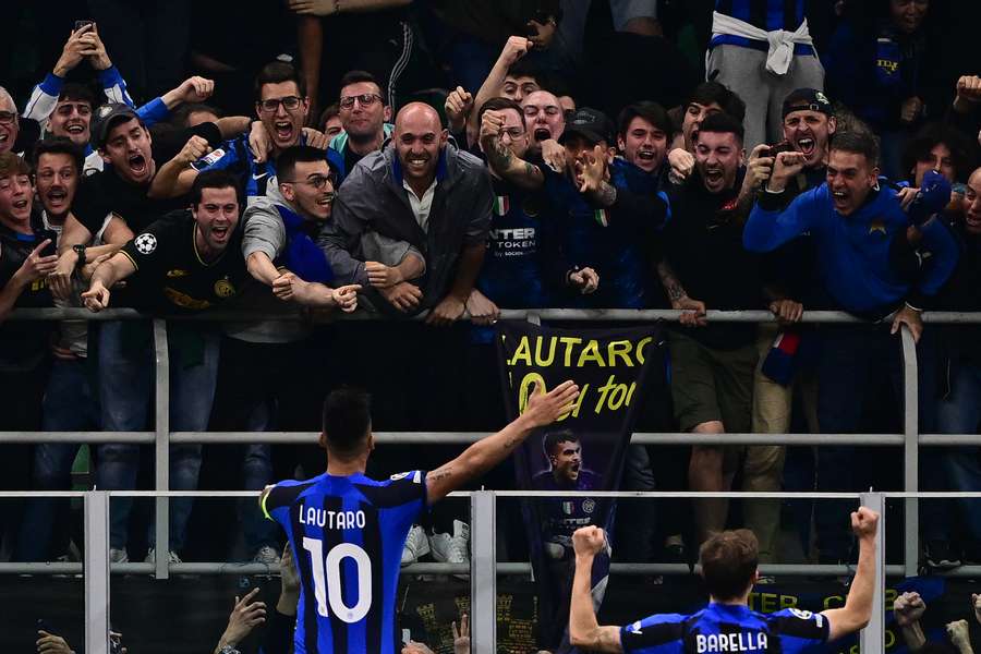 Lautaro Martinez se raduje s fanoušky poté, co poslal Inter do vedení 1:0.