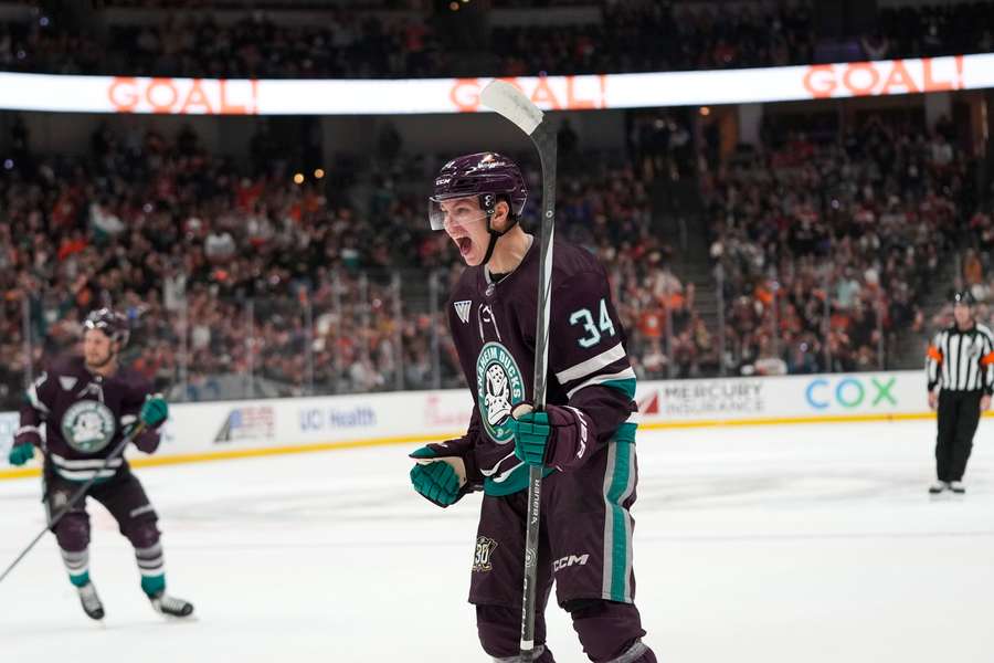 Minťukov zaznamenal ôsmy bod vo svojej nováčikovskej sezóne v NHL.