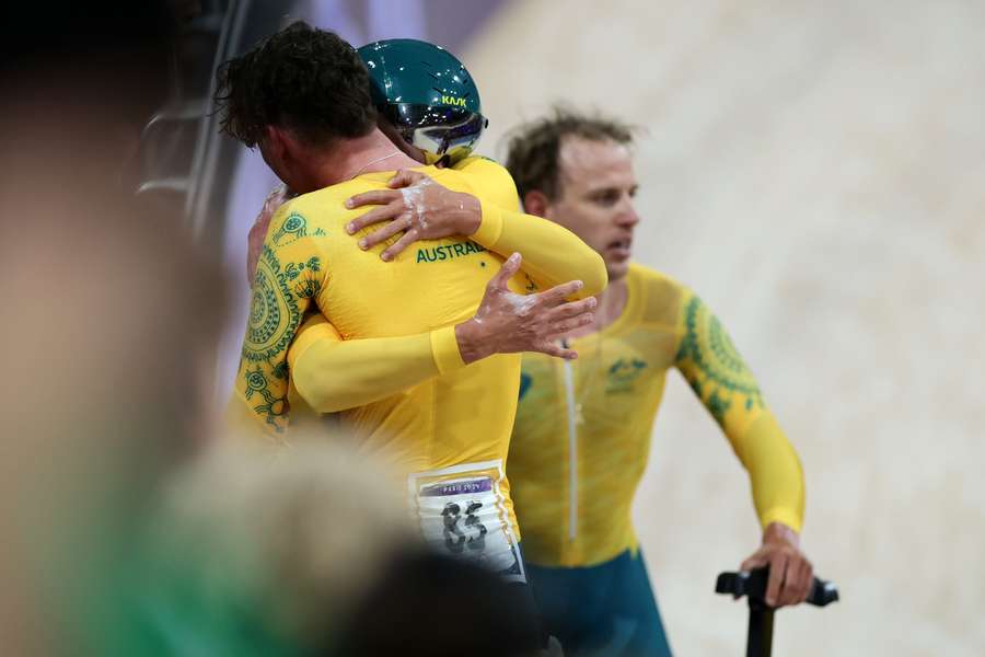 De Australiërs vallen elkaar in de armen na de winst in de finale