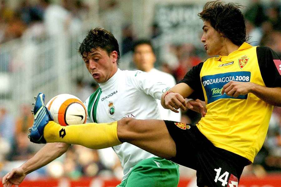 Jonatan Valle, luchando con Leo Ponzio por un balón