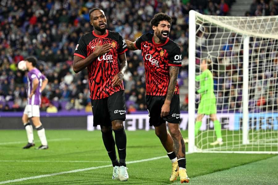 Larin con Samú Costa, tras marcar el 0-1