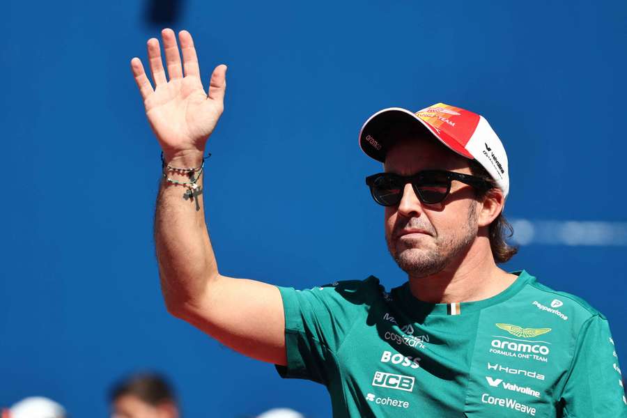 Fernando Alonso prodloužil s Aston Martinem smlouvu o rok.