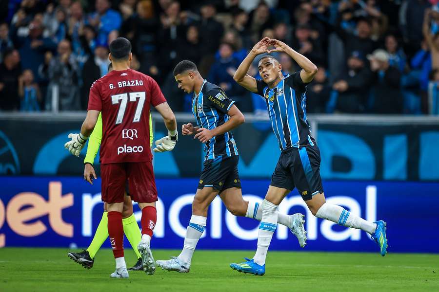 Carlos Vinícius fez dois gols em Grêmio 3x2 Santos Carlos Vinícius fez dois gols em Grêmio 3x2 Santos