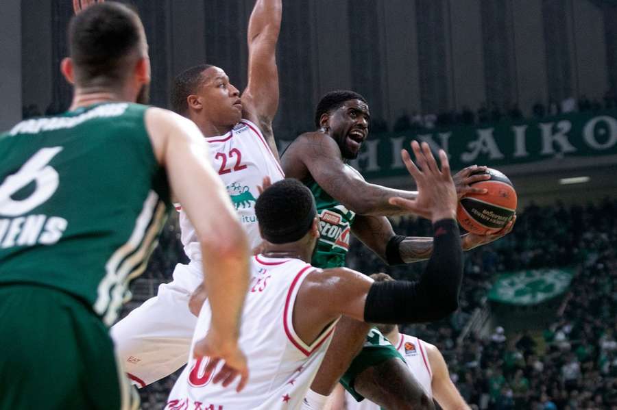 Eurolega: ancora una sconfitta per Milano, con il Panathinaikos 90-77 ai supplementari