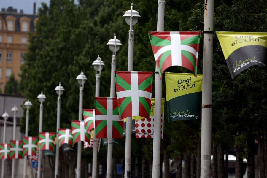 Die Straßen Bilbaos waren mit baskischen Flaggen und Tour-Merkmalen gespickt.