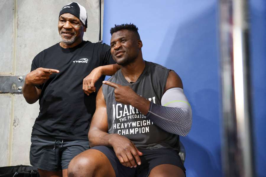 Francis Ngannou et Mike Tyson à l'entraînement à Las Vegas cette semaine.