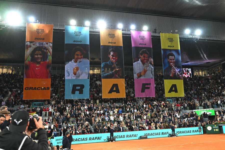 Homenaje a Rafa Nadal, al término de su partido ante Lehecka en el Mutua Madrid Open