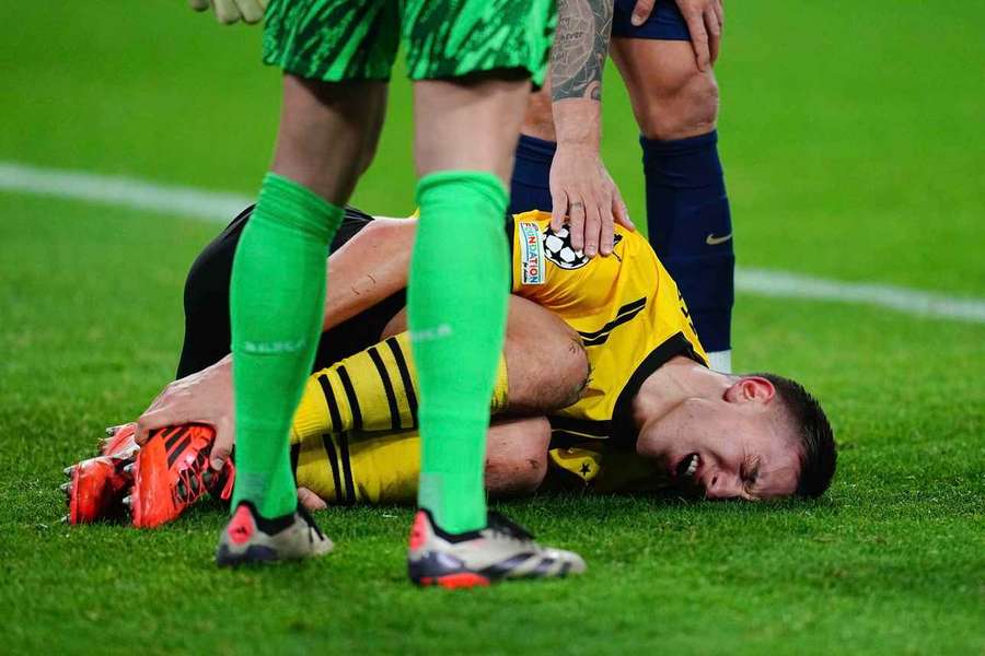 Schlotterbeck saiu lesionado diante do Barcelona