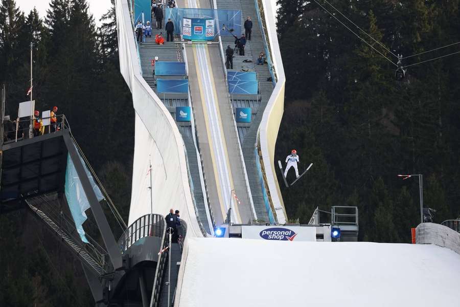 Drama før nytårs ski-hop, da tårn truede med at styrte sammen: "Føltes som et jordskælv"