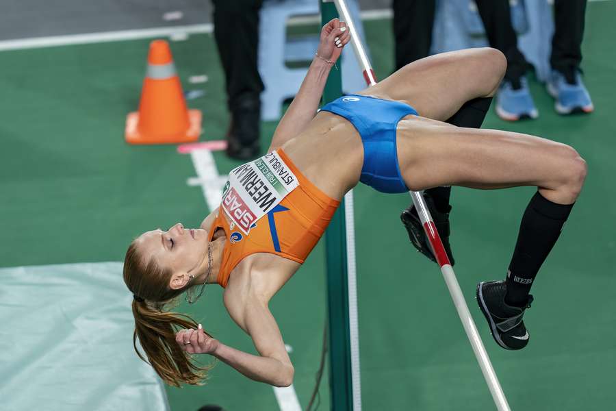 Weerman in actie op hoogspringen op het EK atletiek indoor