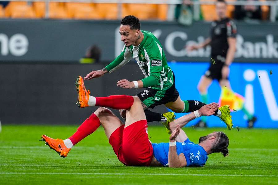 Antony intenta zafarse del marcaje de Petrot