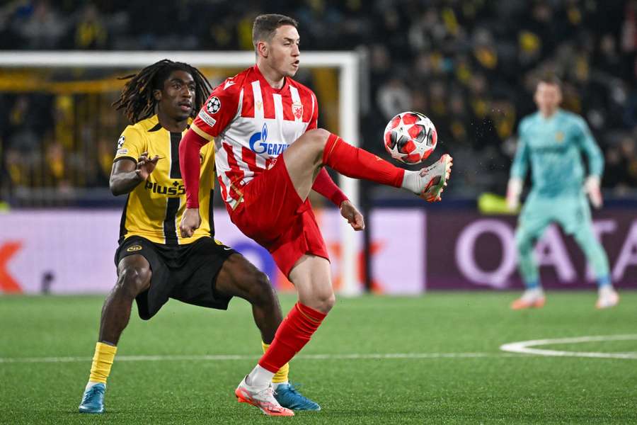 Obrońca Young Boys Tanguy Zoukrou (z lewej) i brazylijski napastnik Crvenej Zvezdy Beograd Bruno Duarte. 