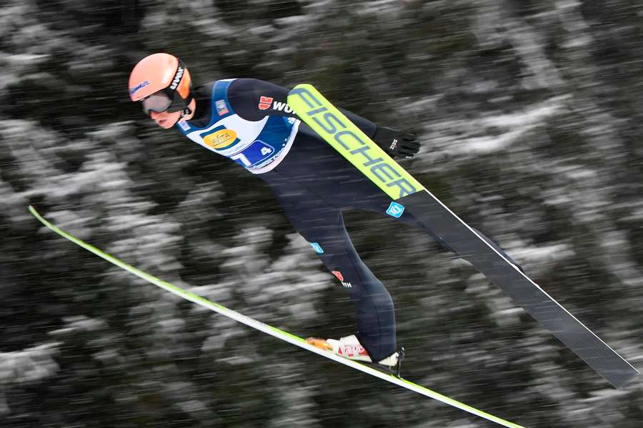 Karl Geiger fliegt beim Mixed Team HS142 beim FIS Skisprung Weltcup in Titisee-Neustadt durch die Luft.