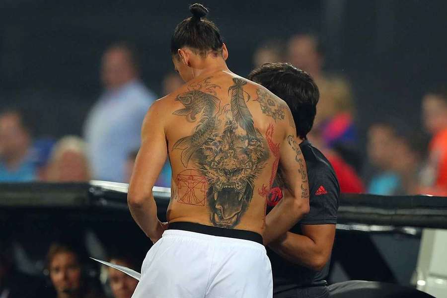 Zlatan Ibrahimovic usunął swój boski” tatuaż