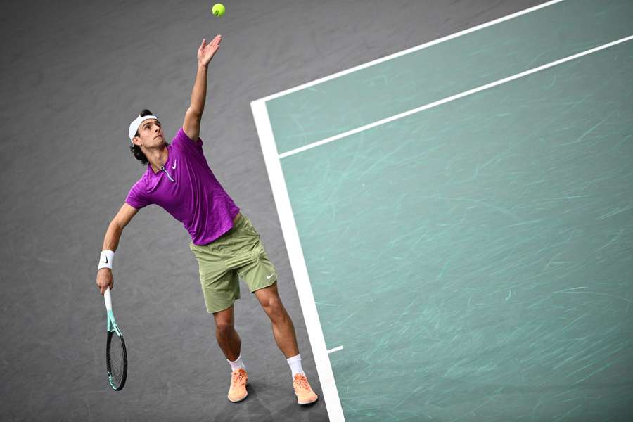 Lorenzo Musetti em ação no ATP Next Gen Finals