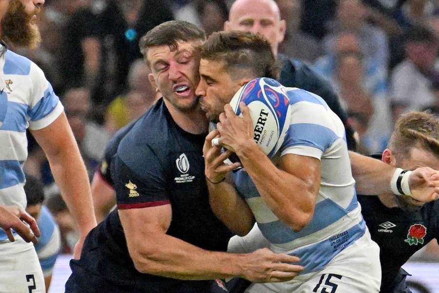 Tom Curry was shown a red card following this collision with Argentina full-back Juan Cruz Mallia