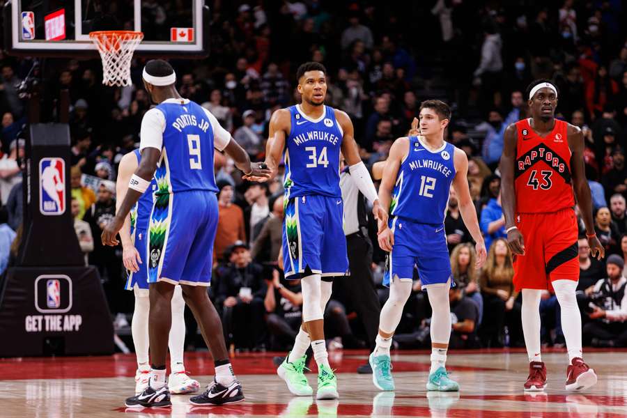 Os Bucks precisaram da prorrogação para vencer os Raptors nesta quarta-feira (4)