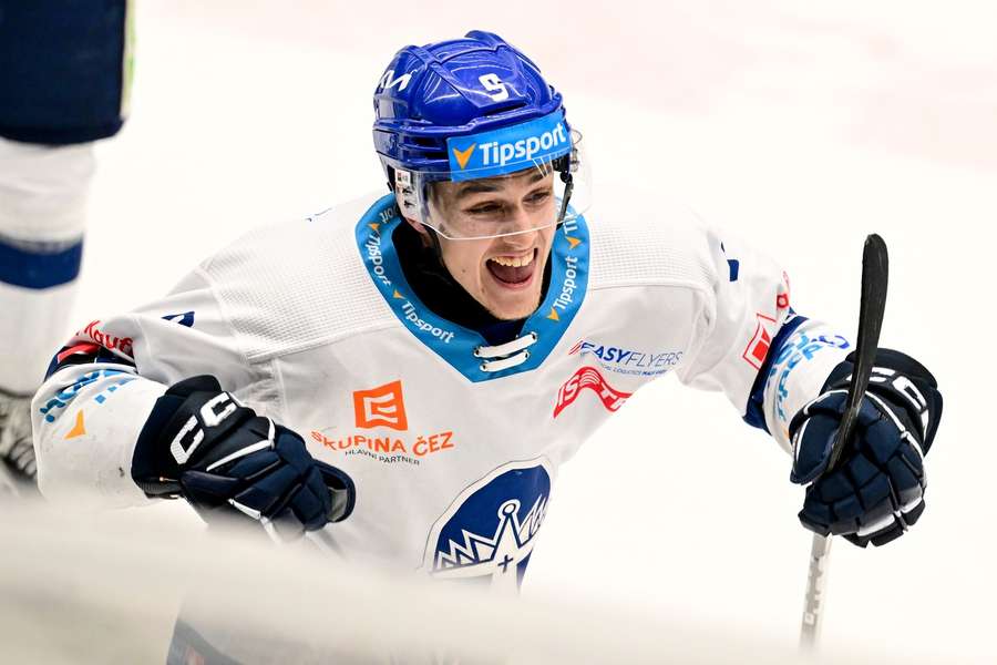 Jakub Konečný se raduje z gólu na ledě Mladé Boleslavi.