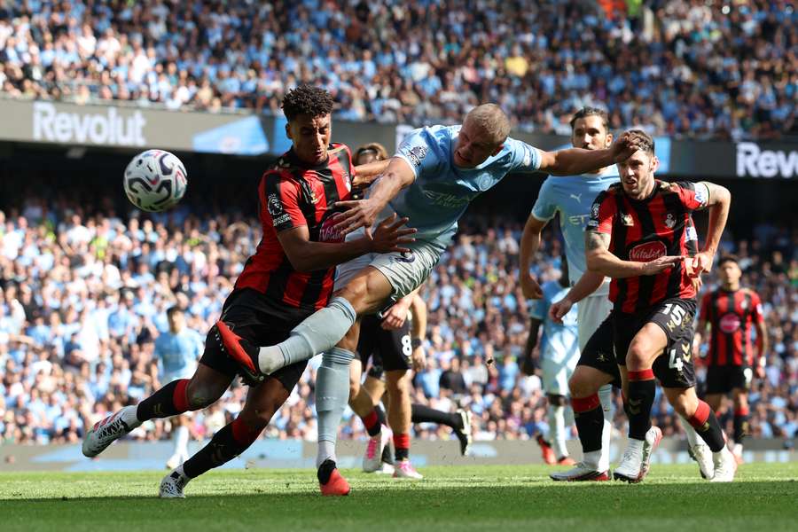 Erling Haaland șutează, dar nu reușește să marcheze în meciul de fotbal din Premier League dintre Manchester City și AFC Bournemouth