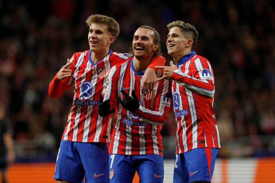 Pablo Barrios, Antoine Griezmann y Giuliano Simeone
