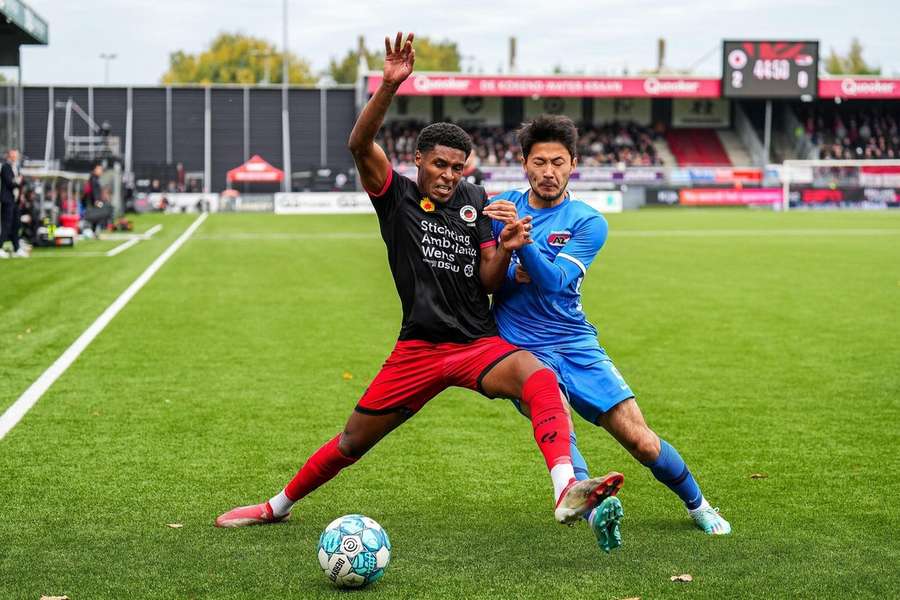 Nathan Markelo van Excelsior en Yukinari Sugawara van AZ in duel tijdens de ontmoeting op 23 oktober 2022