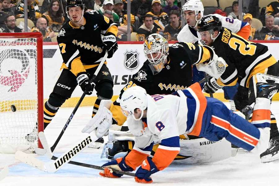 Il difensore dei New York Islanders Noah Dobson effettua un tiro in tuffo e segna il gol del pareggio.